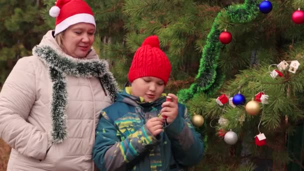 Мальчик и его мать весело стреляют в доску. — стоковое видео