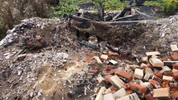 Vol à basse altitude au-dessus d'un bâtiment complètement brûlé avec les restes de briques rouges. — Video