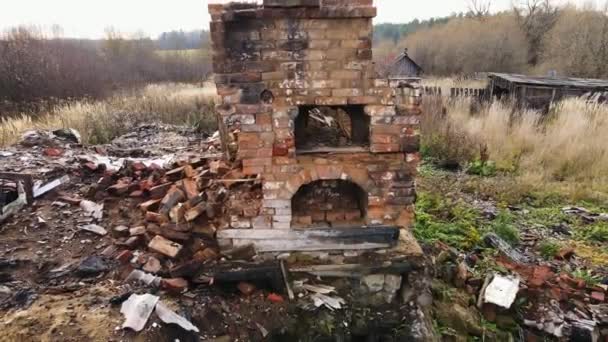 从一座被完全烧毁的带有红砖火炉的建筑物顺利离开. — 图库视频影像