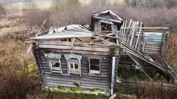 Vol vers l'avant sur un bâtiment effondré avec un toit pourri. — Video