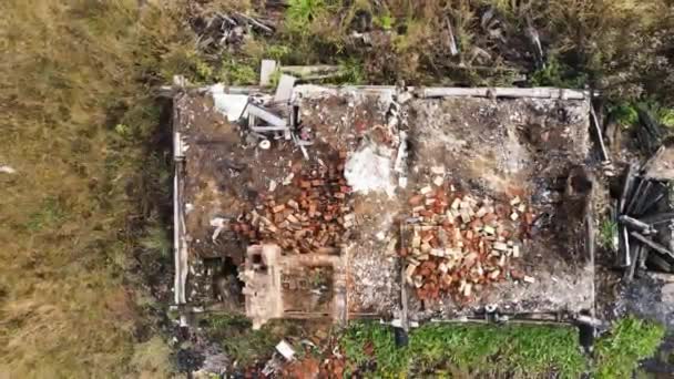 Despegue sobre un edificio completamente quemado con un horno de ladrillo rojo sobreviviente. — Vídeo de stock