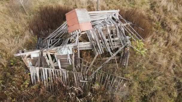 Een vlotte vlucht over een verwoest gebouw met een ingestort dak. — Stockvideo