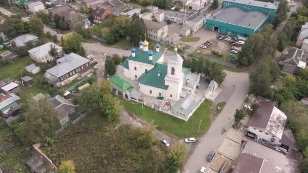 Vue aérienne d'une rue de la ville avec une église blanche et de vieux bâtiments. — Video
