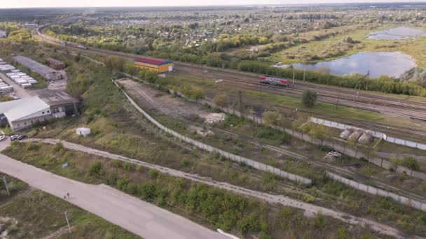 Vuelo sobre el ferrocarril y los campos verdes. El tren está llegando.. — Vídeos de Stock