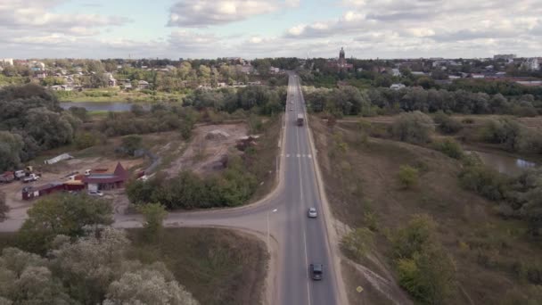 Moviendo coches en la carretera de asfalto fuera de la ciudad. — Vídeos de Stock