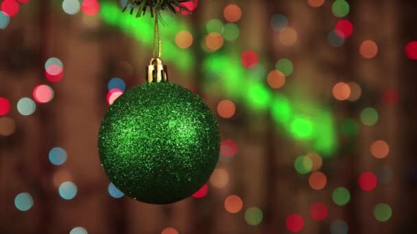 La decoración para el nuevo año - la bola brillante verde el primer plano. — Vídeo de stock