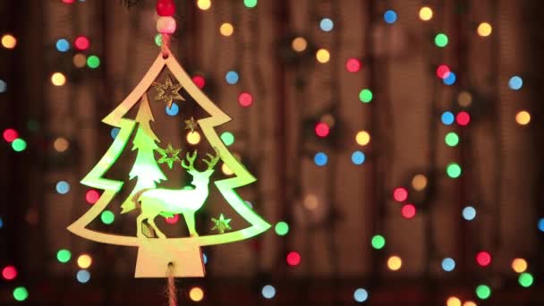 Dekorace na nový rok - dřevěný strom s jelenem zblízka. — Stock video