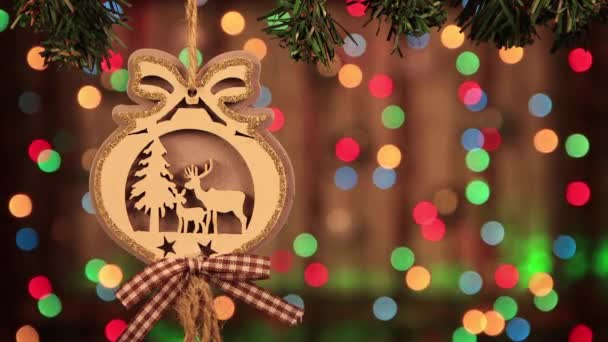 La decoración para el nuevo año - la bolita de madera con el ciervo el primer plano. — Vídeos de Stock