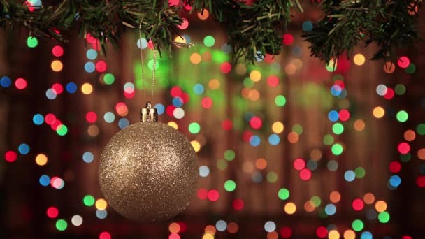 Decoratie voor het nieuwe jaar - een glimmende zilveren bal van dichtbij. — Stockvideo