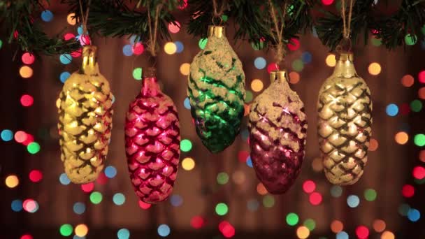 La decoración para el nuevo año - los conos de la vendimia de cerca. — Vídeo de stock