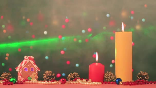 Novoroční svíčky hoří, korálky a korálky jsou v kouři. — Stock video