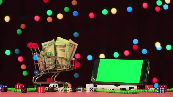Різдвяний подарунок гроші в кошику і телефон з зеленим екраном, щоб вставити — стокове відео