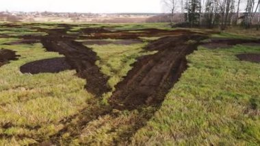 Dağınık organik gübrelerle tarımsal bir arazide uçuyorlar..