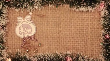 Tahta oyuncaklarla süslenmiş Noel çerçevesi.
