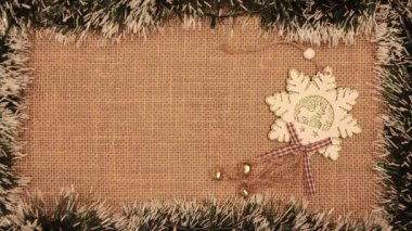 Çelenkli ve kar taneli bir Noel çerçevesi.
