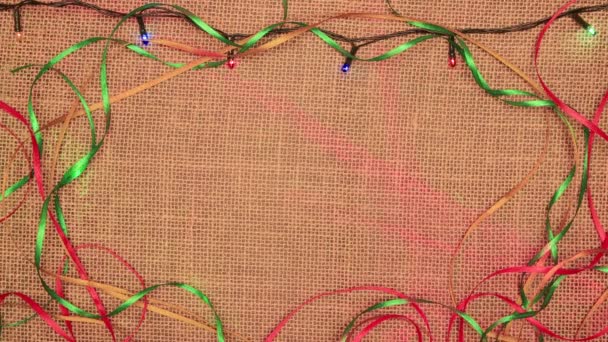 Kerst frame voor een inscriptie met gekleurde linten. — Stockvideo