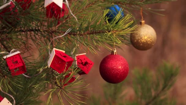 圣诞夜晚，彩球挂在树上. — 图库视频影像
