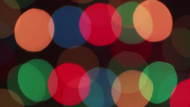 Nouvel An grandes lumières colorées en défocalisation brûlent dans l'obscurité la nuit. — Video