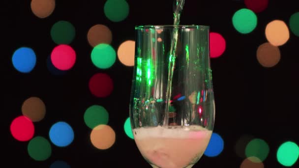 Різдвяне шампанське наливають крупним планом у склянку . — стокове відео