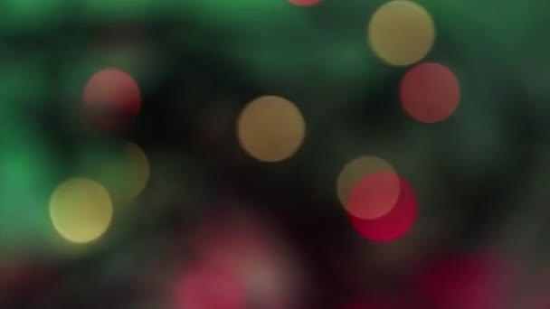 Kerstverlichting en een groene lichtstraal flikkeren om mooie bokeh te maken. — Stockvideo