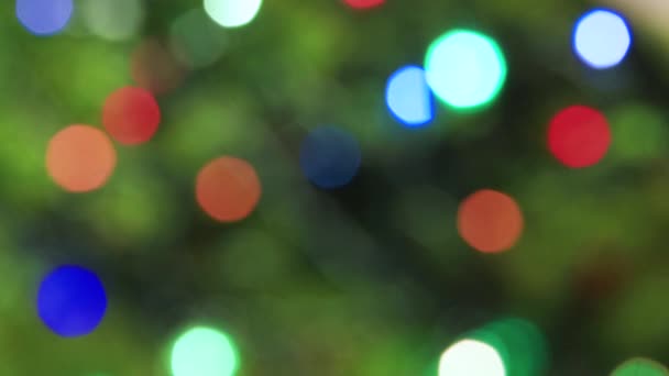 Luzes de Natal cintilam lentamente, criando um belo bokeh. — Vídeo de Stock