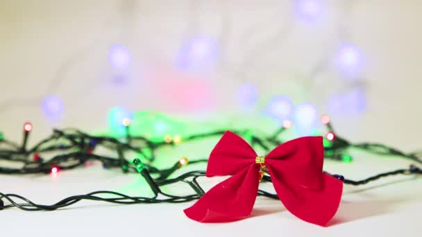 赤い弓、戻ってボケとクリスマスツリーの装飾. — ストック動画