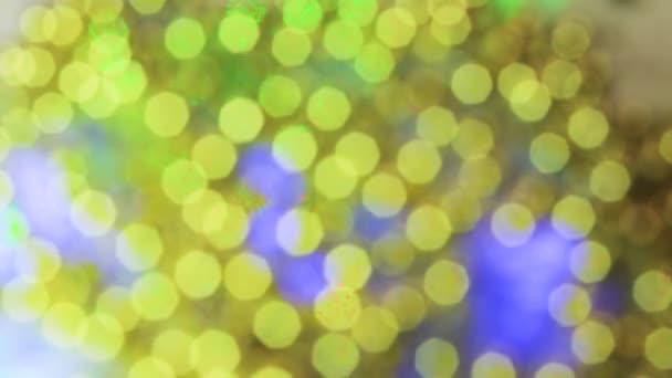 Weihnachten goldene Lichter und grüner Strahl schaffen schöne Bokeh. — Stockvideo