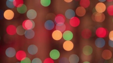 Karanlığın içinde çok renkli ışıklar yanıp sönüyor. Yavaş bir kırmızı ışıkla..