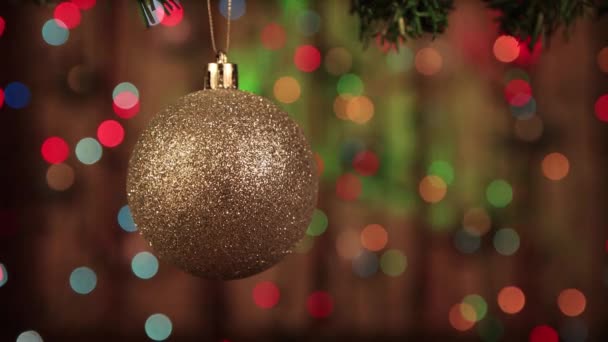Decoración de Navidad, bola de plata colgando y purpurina de cerca. — Vídeo de stock