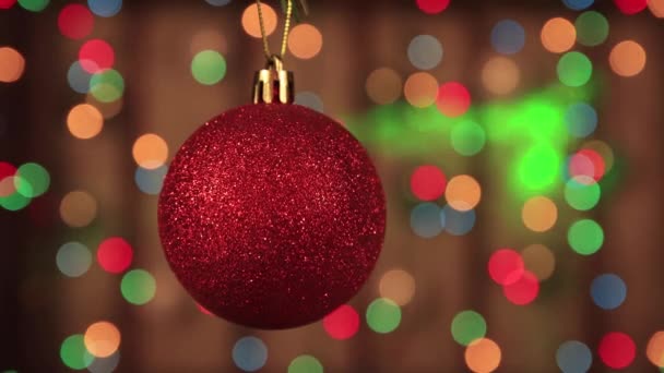 Christmas decoration, red ball hanging and glitters close-up. — Stock Video