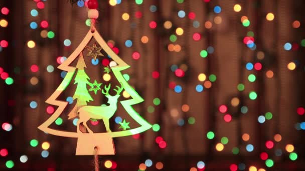 Dekoracja świąteczna, drewniana choinka i małe zbliżenie jelenia. — Wideo stockowe
