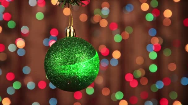Decorazione natalizia, palla verde appende e luccica primo piano. — Video Stock