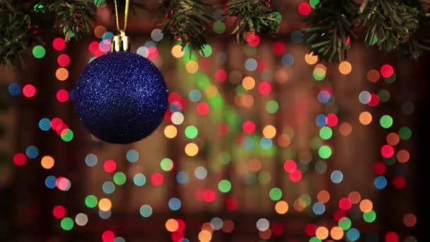 Natal dekorasi, bola biru hang dan glitters close-up. — Stok Video