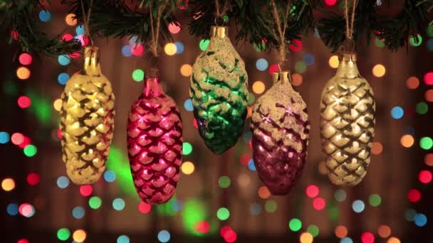 Decoración de Navidad, conos de pino vintage meneo. — Vídeo de stock