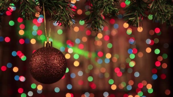 Decoración de Navidad, bola marrón colgando y purpurina de cerca. — Vídeo de stock