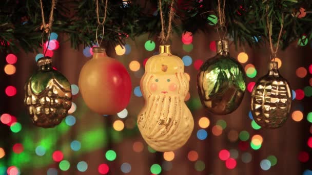 Świąteczne dekoracje, kulki vintage i szyszki sosnowe i Santa Claus wiggle. — Wideo stockowe