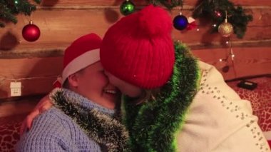 Kırmızı şapkalı çocuk ve anne Noel 'de iyi eğlenceler..