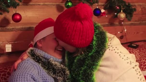 Jongen en mam in rood caps close-up veel plezier op kerst. — Stockvideo