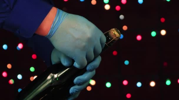 男性の手,医療用手袋で,オープンシャンパンのクローズアップ. — ストック動画