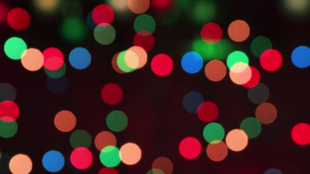 Ano Novo pequenas luzes coloridas em desfocagem queimadura no escuro à noite. — Vídeo de Stock