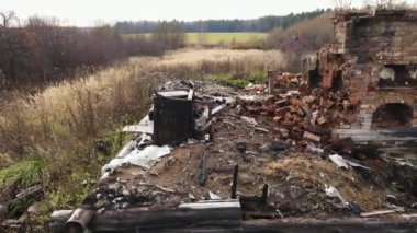 Tamamen yanmış, kırmızı tuğlalı fırını olan bir bina boyunca pürüzsüz bir uçuş..