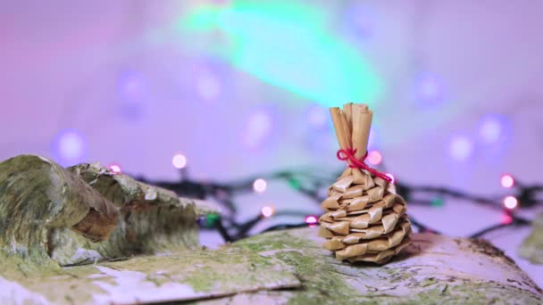 Cono de pino en corteza de abedul, decoración del árbol de Navidad con parte posterior bokeh. — Vídeos de Stock