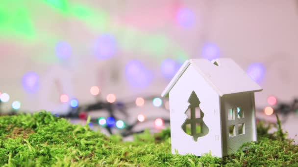 Maison blanche avec fenêtres, décoration d'arbre de Noël avec dos bokeh. — Video