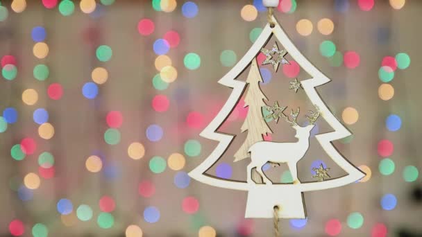 Un árbol de Navidad de madera con un ciervo cuelga de una rama en Nochevieja. — Vídeos de Stock