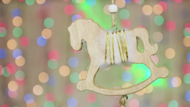 Um cavalo em um posto suspende-se em um ramo em Eva de Ano Novo. — Vídeo de Stock