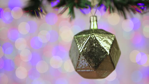 Palla di vetro con rombi appesa a un ramo durante la notte di Capodanno. — Video Stock
