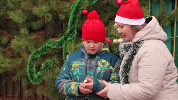 Pojken och hans mamma skjuter med en clapperboard, men det fungerar inte. — Stockvideo