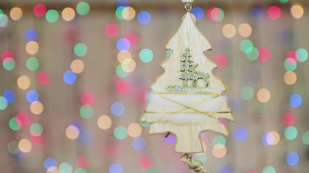 Un árbol de Navidad de madera cuelga de una rama en Nochevieja. — Vídeos de Stock