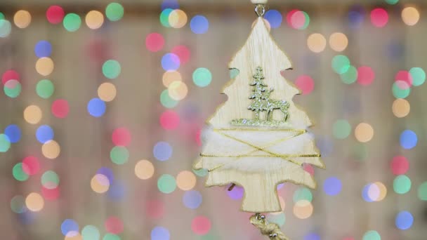 Egy fa karácsonyfa lóg egy ágon szilveszterkor..