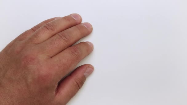 Mužská ruka položí na stůl sklenici smetany.. — Stock video